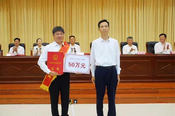 中杰特裝董事長張春雨榮獲菏澤市重大科技貢獻獎